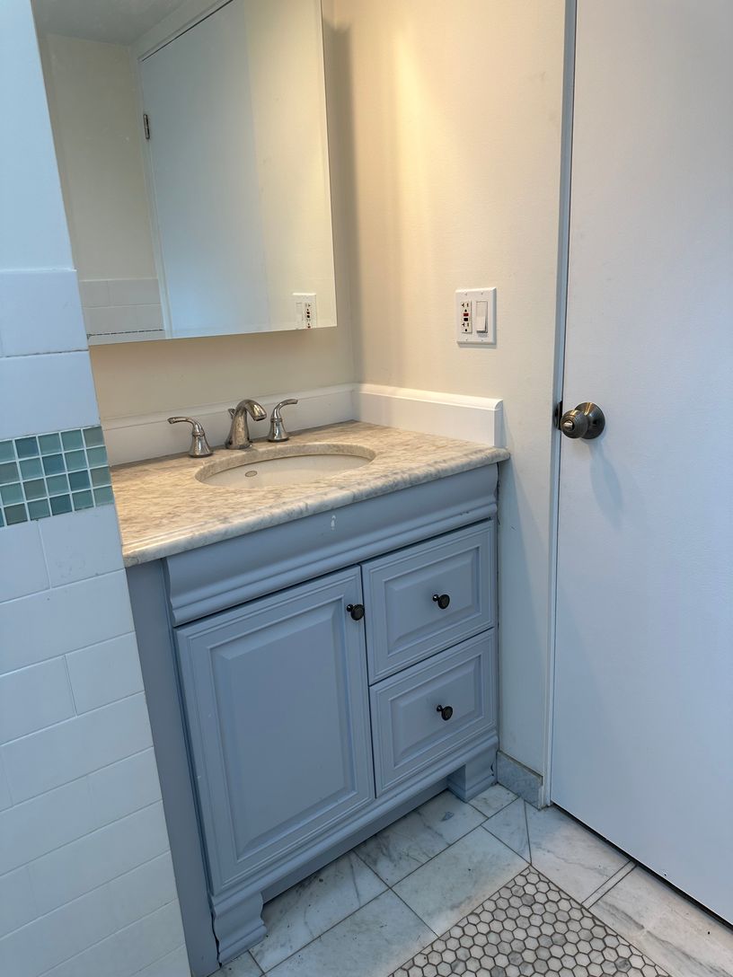 1ST FLOOR BATHROOM THAT IS SHARED BY TWO BEDROOMS