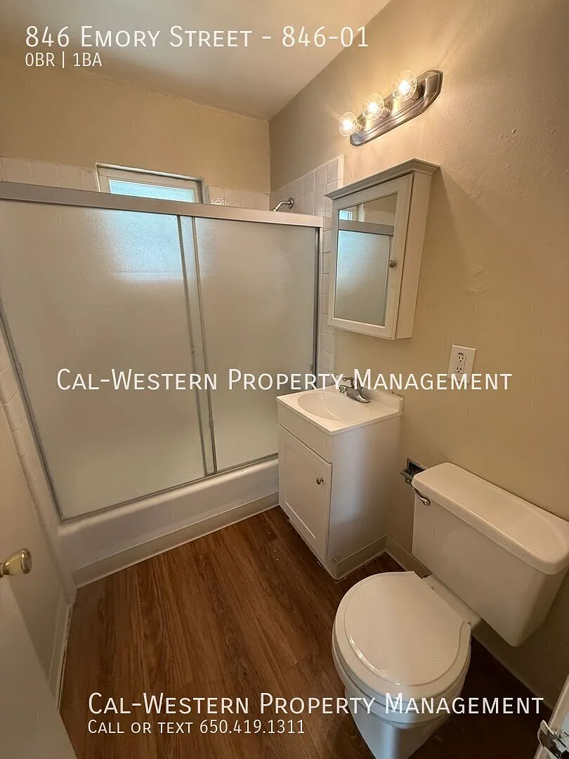 Downstairs Well Maintained Rose Garden Studio - The Alameda & Emory — Photo 2