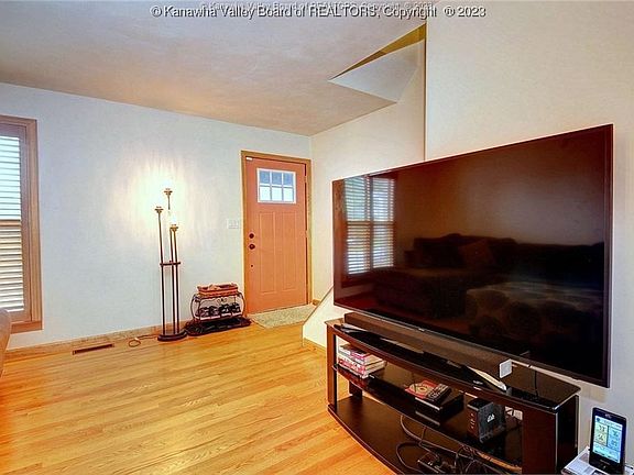 5th image of 712 Oak St