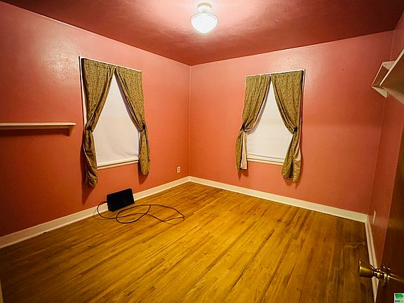 5th image of 2904 Davis Ave