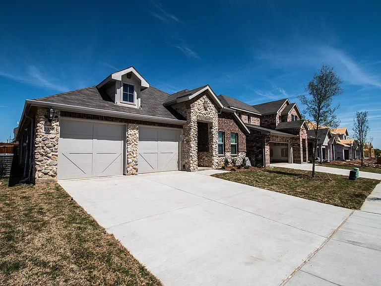 3320 Kingsdown Dr — Photo 1