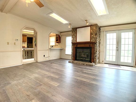 4th image of 2551 Farm Cir