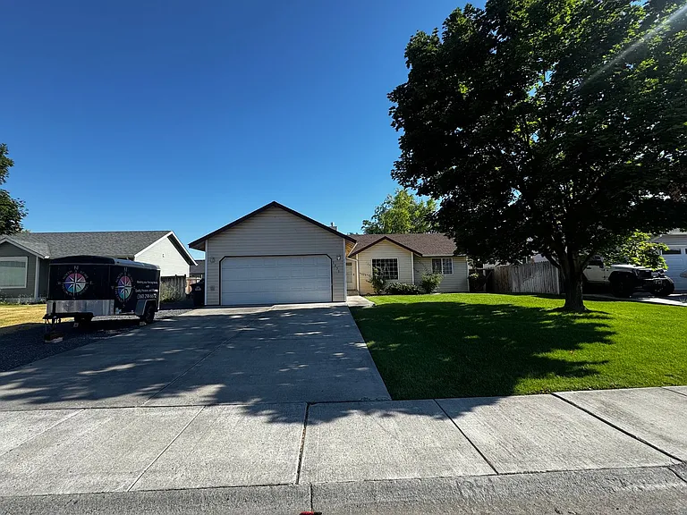 1351 Yost Cir NE — Photo 2