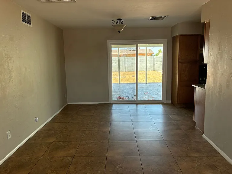 3426 E Hillery Dr — Photo 6