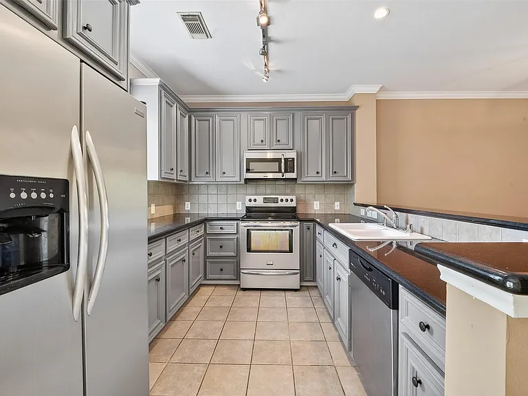2804 Chenevert St — Photo 15