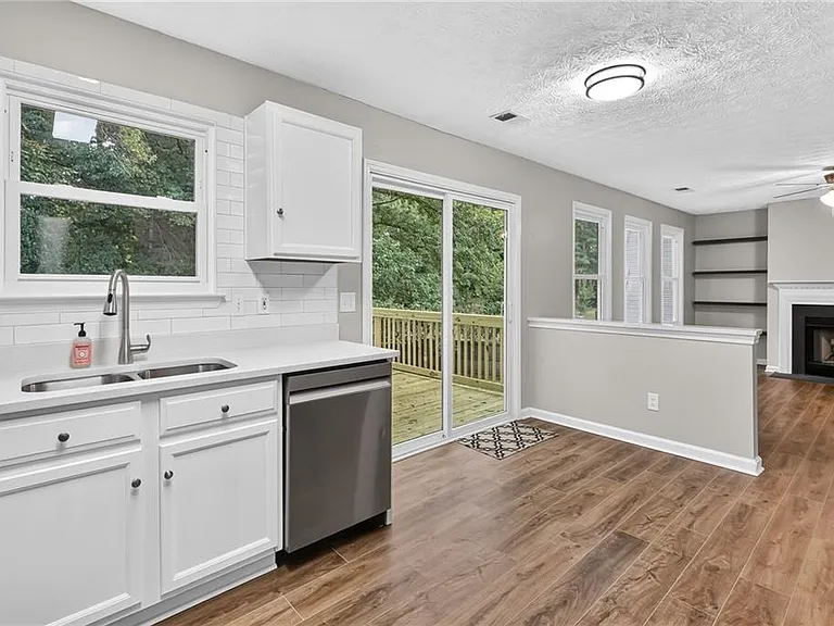 4554 Darrowby Dr — Photo 9