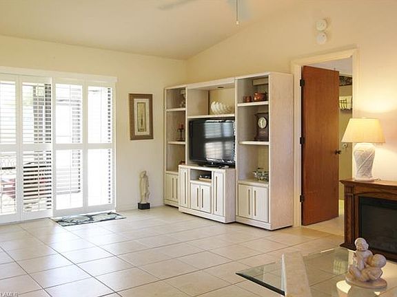 3rd image of 528 SW 27th St