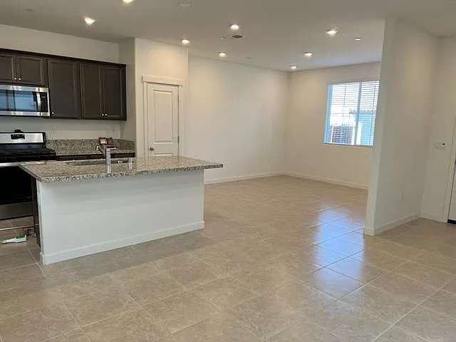 175 E Rodbell Ln — Photo 3