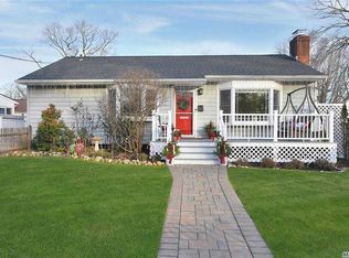208 4th St, East Northport, NY 11731