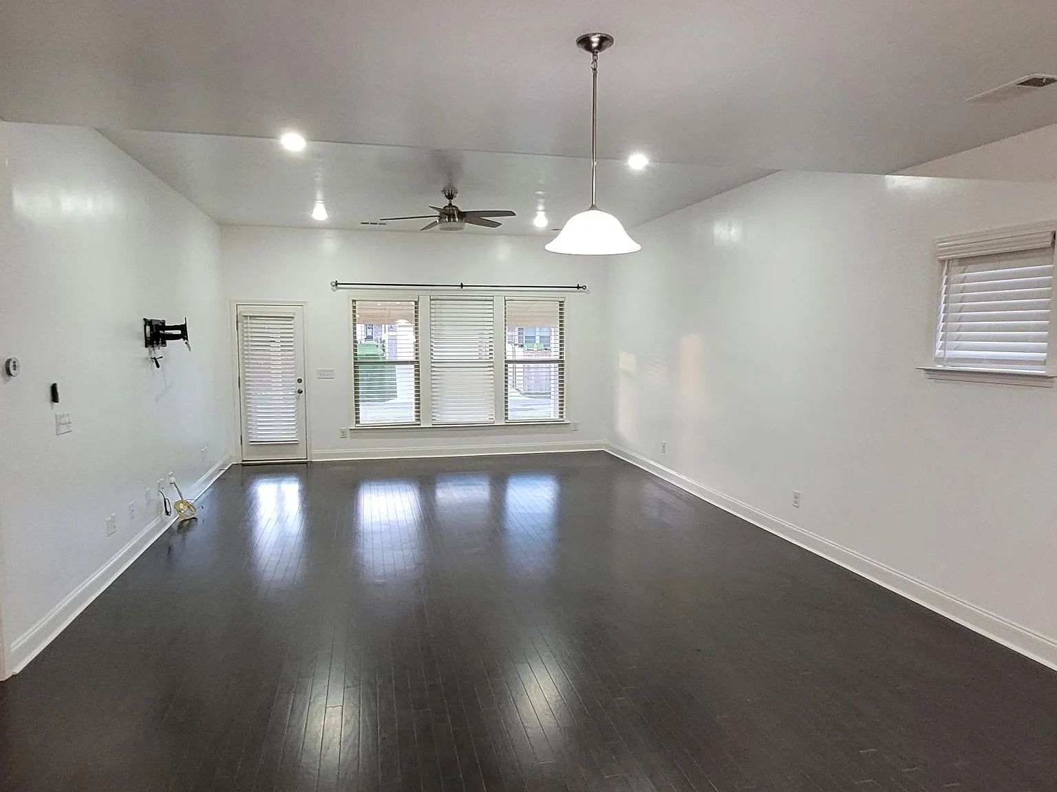 4 bed, 3.5 bath, 3200 sqft, $2,950 — Photo 3