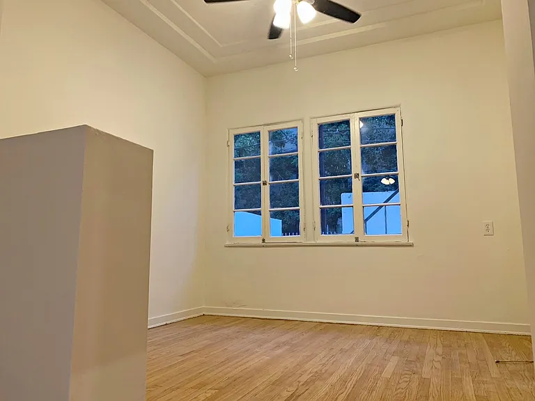 909 S Serrano Ave — Photo 12