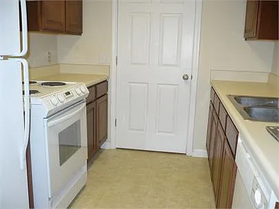 3 bed, 1300 sqft, $1,400 — Photo 2