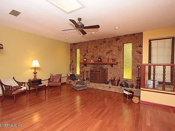 5th image of 128 Sleepy Hollow Dr