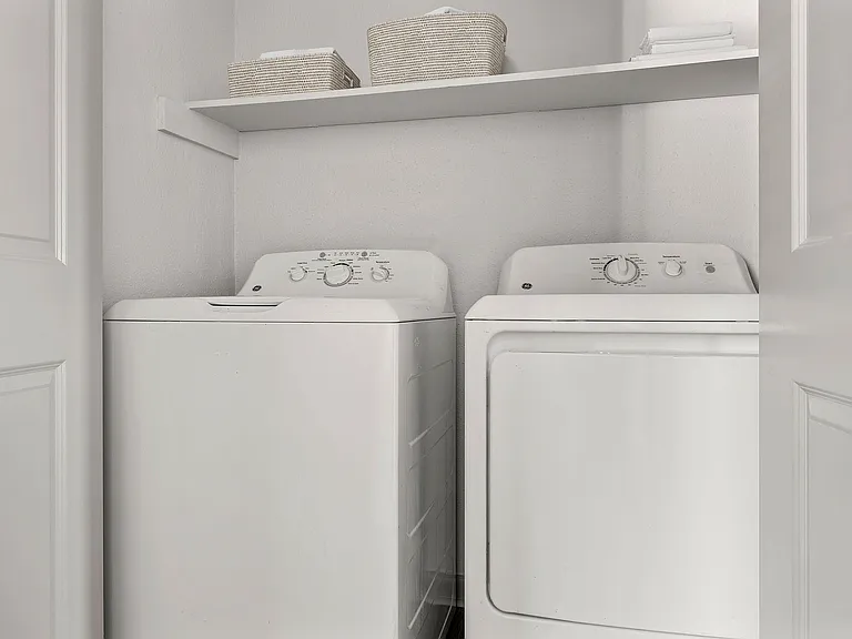 C242440_Westside_VS Still_2B1B_Laundry_01_final