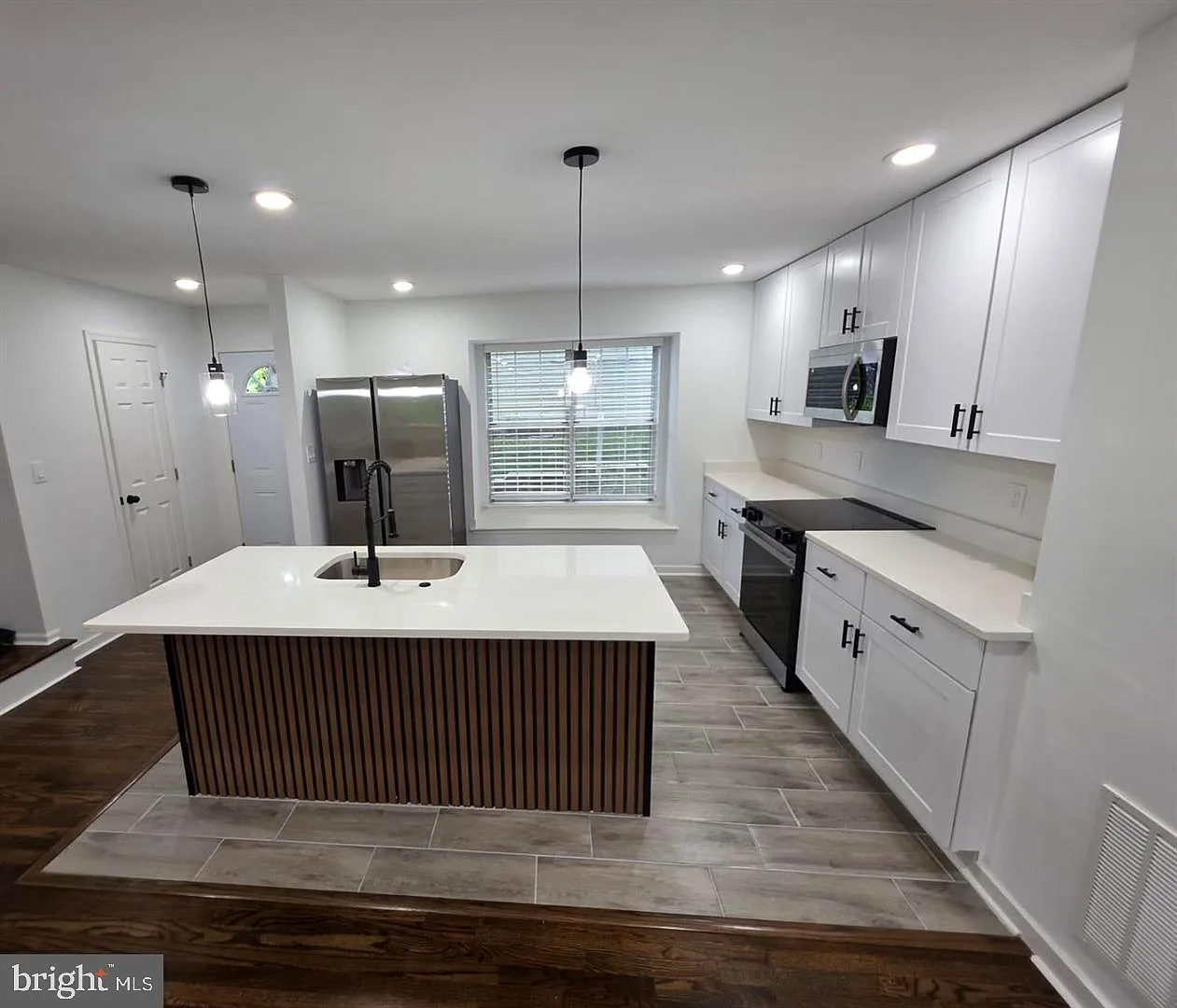 3 bed, 3.5 bath, 2016 sqft, $2,790 — Photo 4