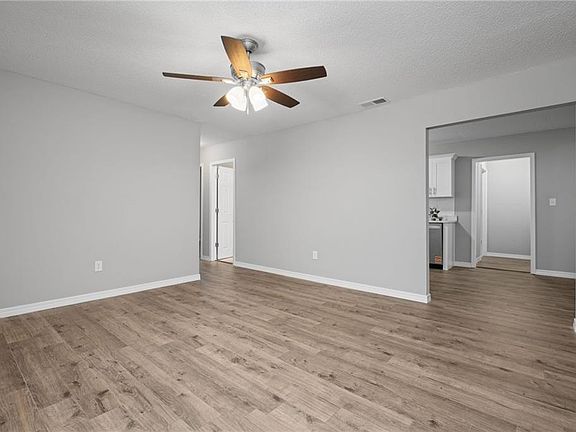 4th image of 4105 Saint Nicholas Dr E