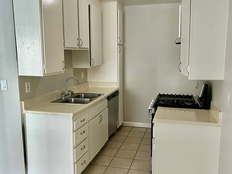 20437 Cohasset St #4 — Photo 5