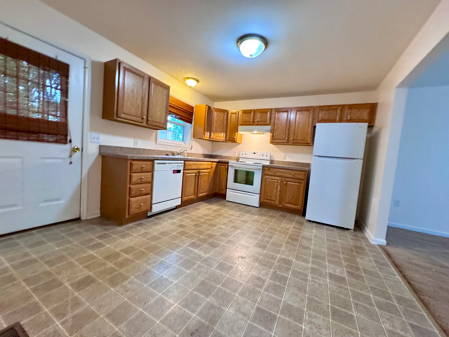 2 bed, 1.5 bath, 972 sqft, $1,350 — Photo 2