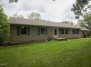34 Lincoln Lake Ave SE, Lowell, MI