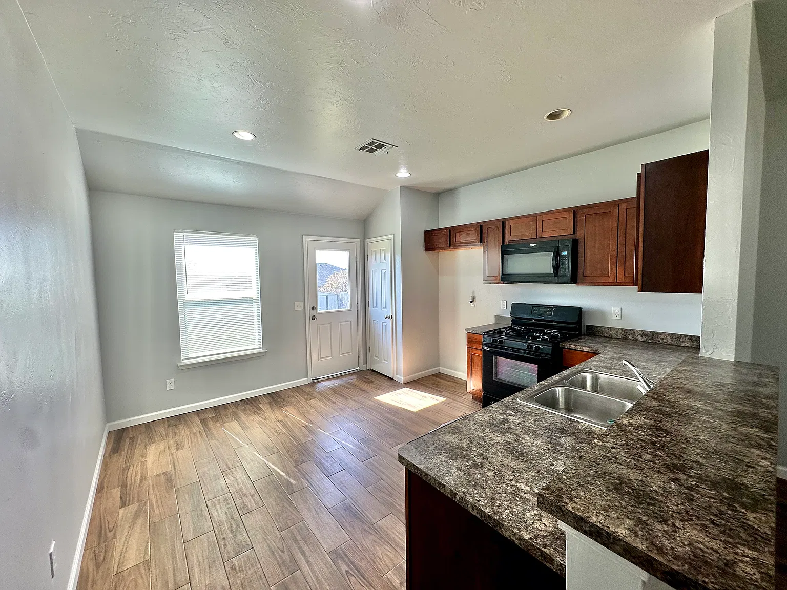 3 bed, 1143 sqft, $1,600 — Photo 2