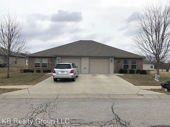 2nd image of 146 SW Rose Garden Ln