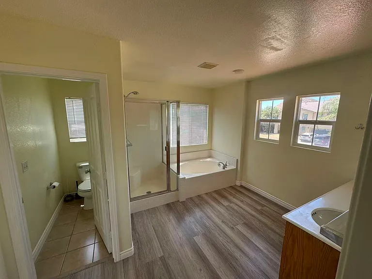 1070 Hawthorne Dr — Photo 12