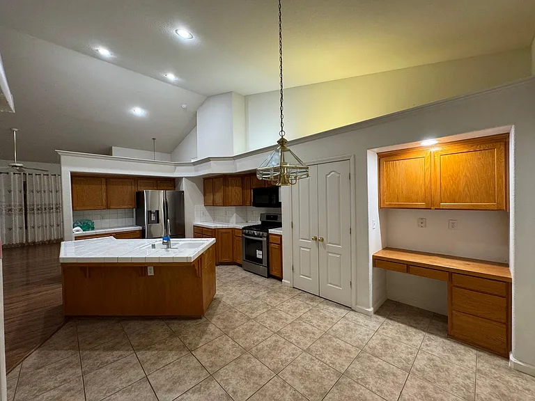 2832 E Cromwell Ave — Photo 35