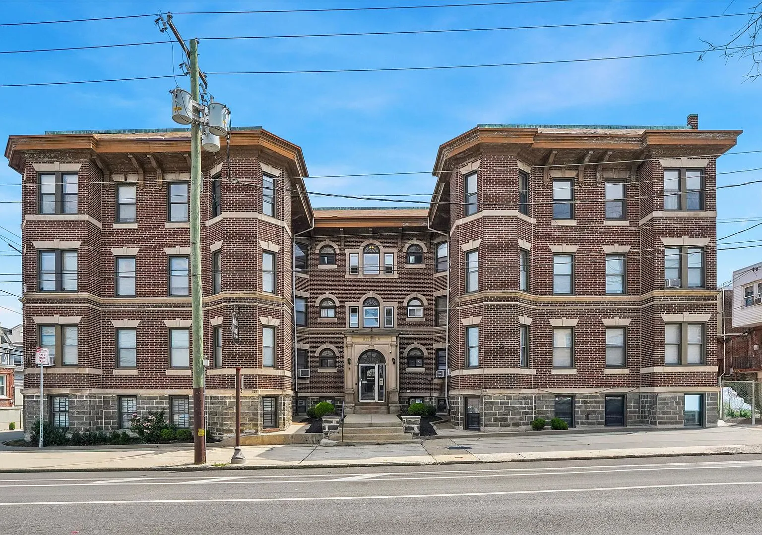 Walnut Court Apartments — Photo 2