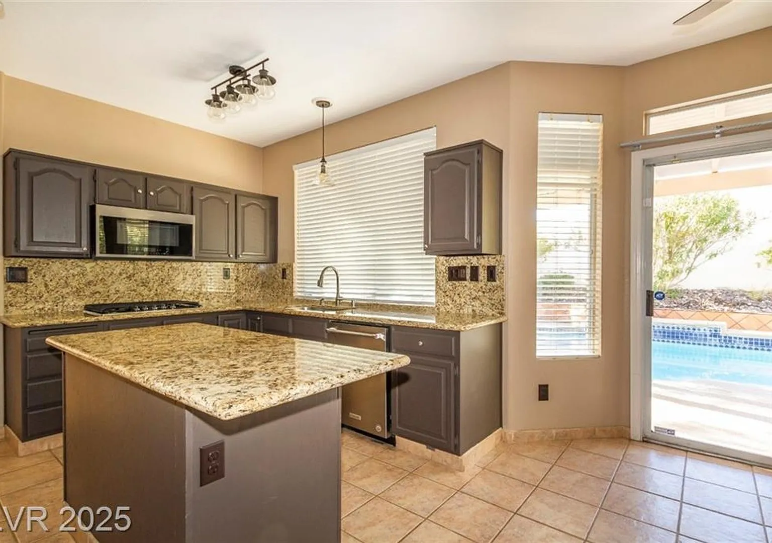 Prime Summerlin 4 bedroom with backyard retreat — Photo 3