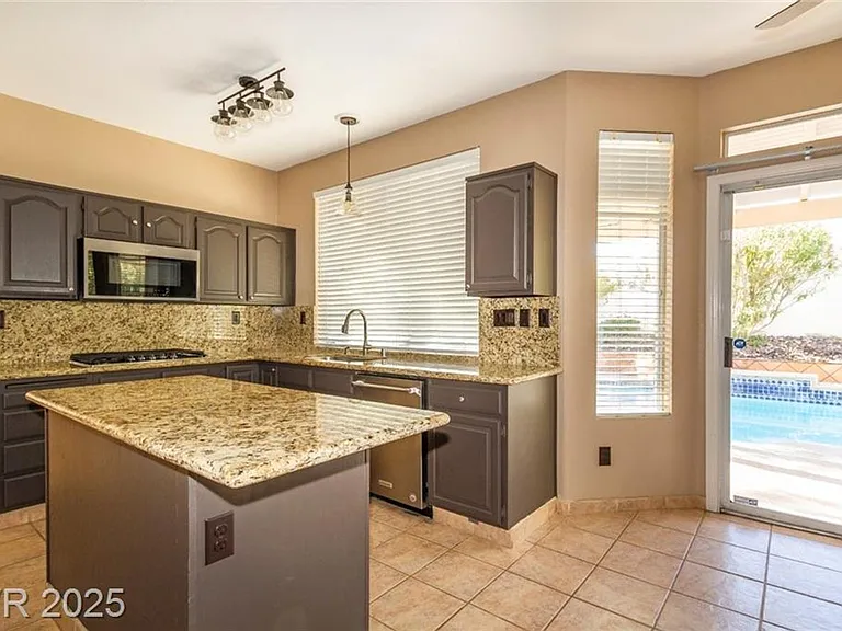 2121 Whitebirch Ln — Photo 3