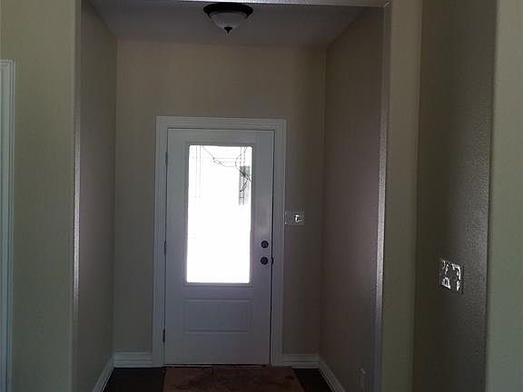 4th image of 2616 Flora Ln