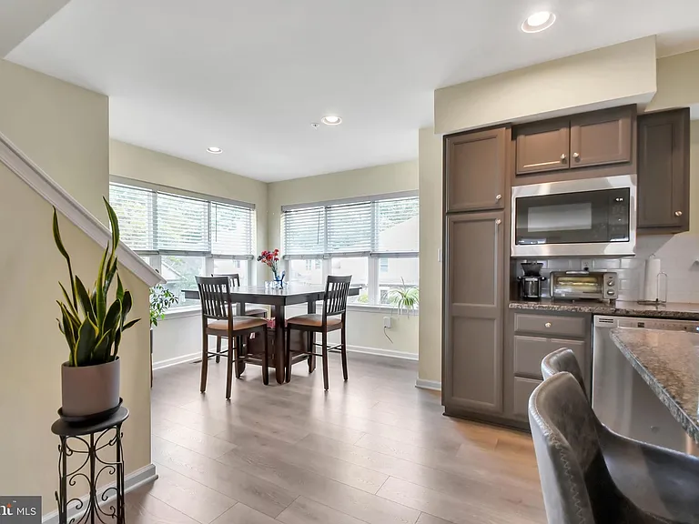 121 High Pointe Dr #38 — Photo 9