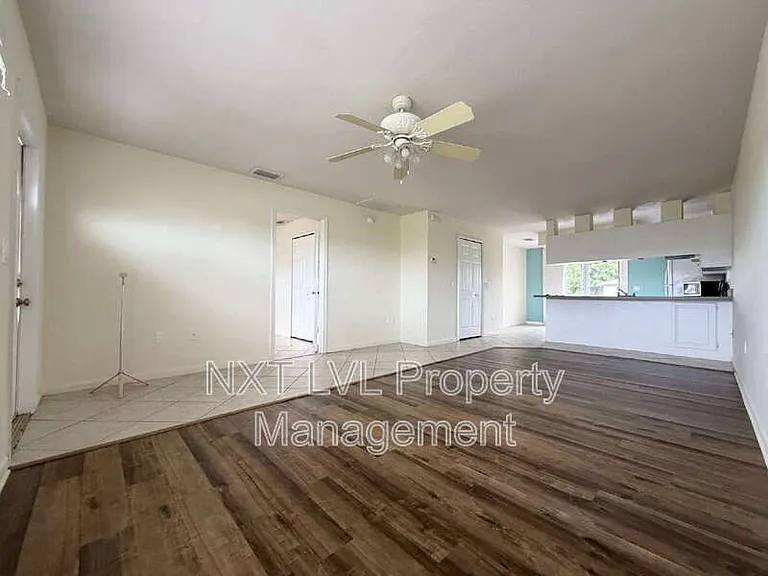 1005 NE 8th Ter — Photo 2