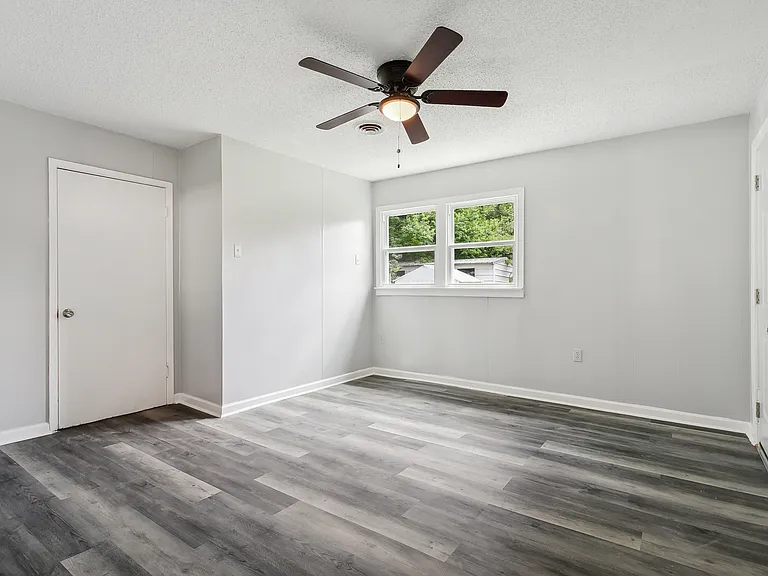 162 Hoover Dr — Photo 6