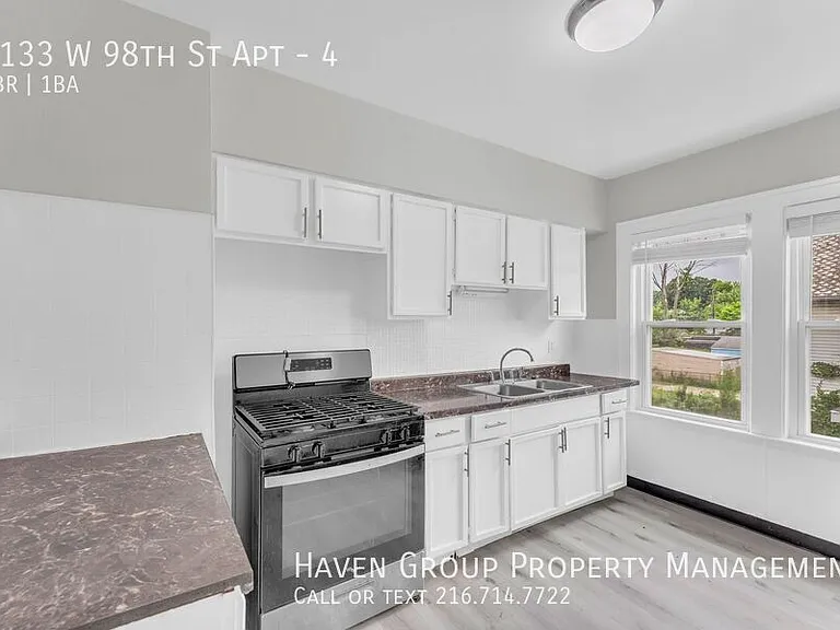 2133 W 98th St #4 — Photo 12