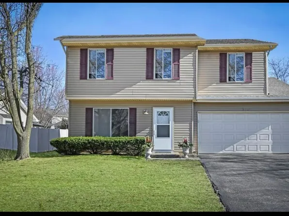 2320 Woodview Ln, Naperville, IL 60565