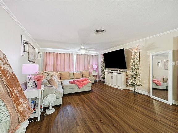 3rd image of 606 Brook Ln