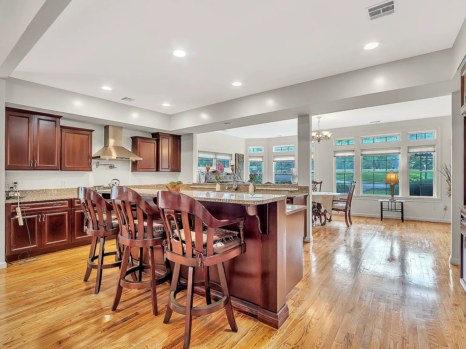 5 bed, 3353 sqft, $7,100 — Photo 3