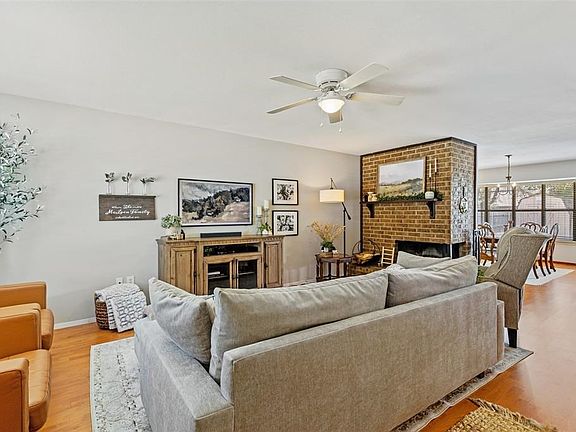 3rd image of 2932 Oakridge Dr
