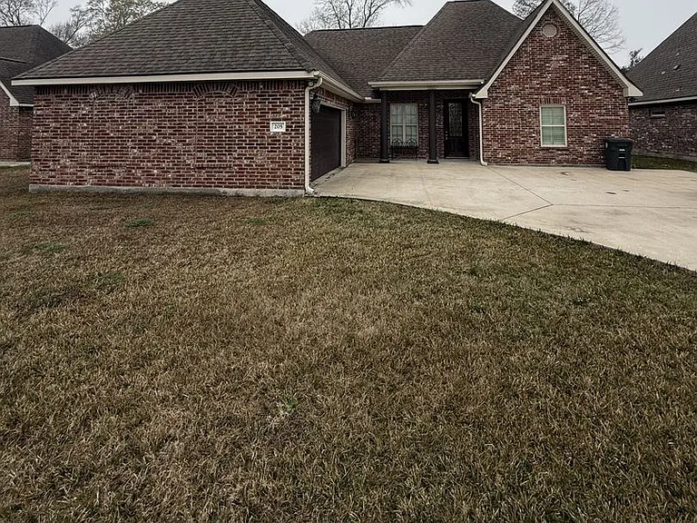 205 Oakwood Dr — Photo 1