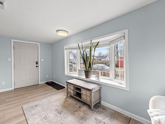 4th image of 34 Briarwood Ave