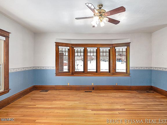 5th image of 1351 Thomas St SE