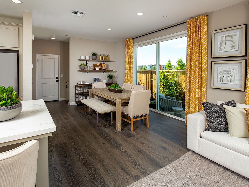 Dining Room of Horizon at One Lake in Fairfield, CA by Brookfield Residential