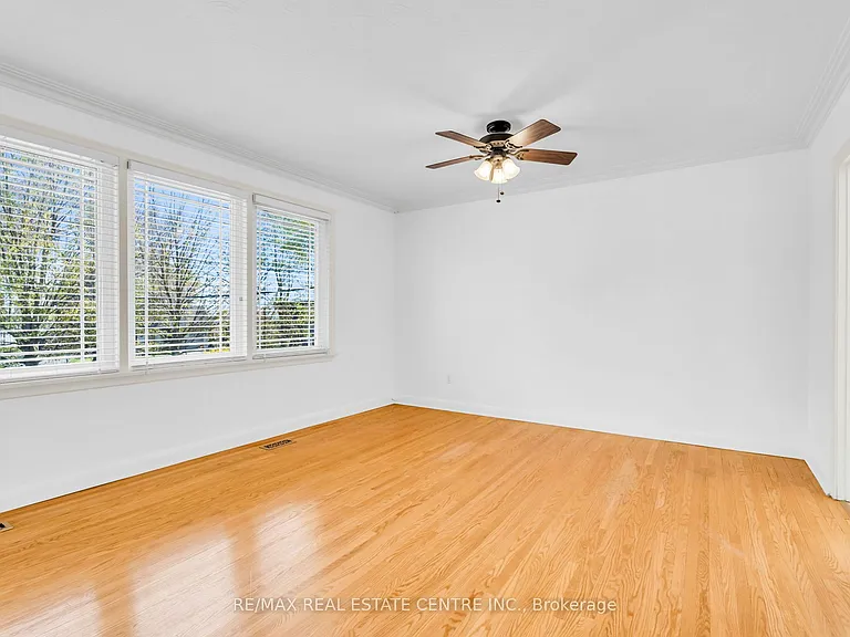 48 Maple Ave S #UPPER — Photo 11
