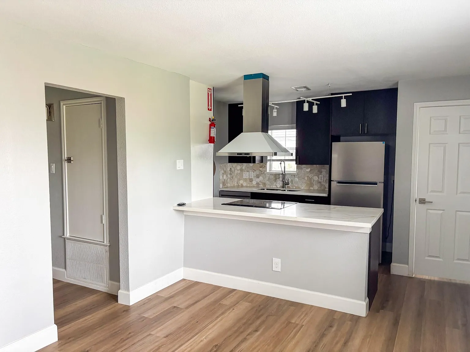 2 bed, 1.0 bath, 3038 sqft, $1,250 — Photo 2