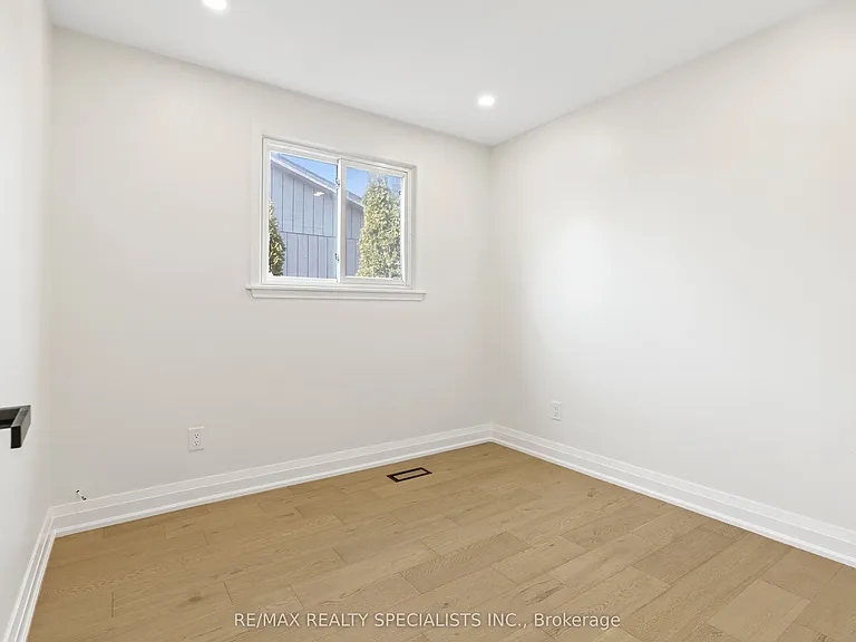 6419 Chaumont Cres #UPPER — Photo 14