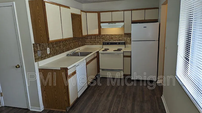3 bed, 1.5 bath, 1320 sqft, $1,800 — Photo 2