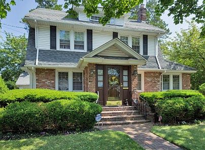1st image of 125 E Saint Marks Pl
