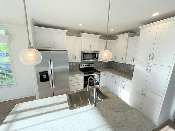 2nd image of 5518 Woodford St