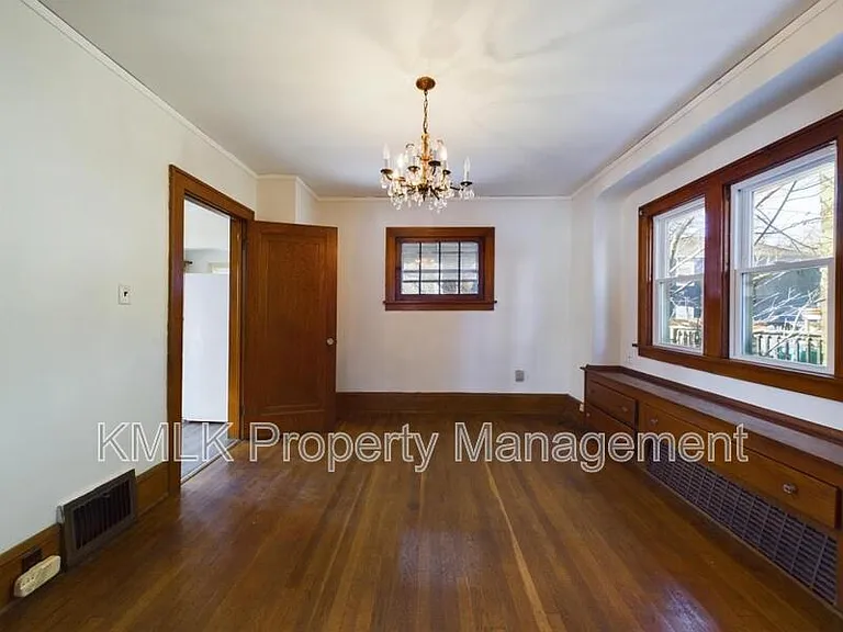 524 Allyn St — Photo 16